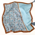 Eleganter Seidenschal mit blauem Blumenmuster und braunem Rand in Quadrat-Form - 53*53cm / Himmelblau