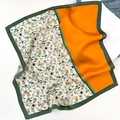 Seidenhalstuch in Orange und Blumendruck mit grünem Rand für Damenmode Accessoires - 53*53cm / Beige