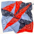 Rotes und blaues Seidenquadrat mit Paisley-Muster und klassischem Bandana-Design - 53x53cm / Rot (ZS-24)