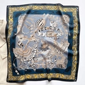 Detailopname van een zijden sjaal met vintage sieraden- en kettingpatronen - Pauwenblauw Grijs