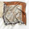 Luxuriöses Seidenquadrat-Halstuch mit Reiter-Kettenmuster in Orange und Cremeweiß - 53*53cm / Caramel-Grau