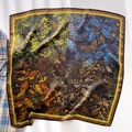 Detalle de pañuelo de seda con motivo de bosque, búho y leopardo en tonos tierra oscuros - 65*65cm / Amarillo Negro