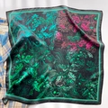 Pañuelo de seda con estampado artístico de fauna sobre una americana de cuadros - 65*65cm / Verde