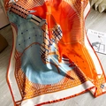 Elegante foulard in seta con motivo equestre arancione e blu e bordi arrotolati - Arancione (F-160-Arancione)