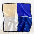 Foulard quadrato in raso di seta con design color block minimalista in beige e blu - Blu Marino e Beige