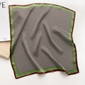 Foulard quadrato in seta con motivo geometrico marrone e verde satinato - 53*53cm / Bordo Verde