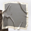 Detail van een witte zijden sjaal met stippen op een bruine wollen blazer met visgraatmotief - 70x70cm / Beige Rand Polka Dot