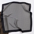 Klassieke zwart-witte zijden sjaal met polkadots gestyled met een bruine visgraat blazer - 70x70cm / Zwarte Rand Polka Dot