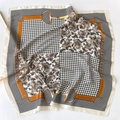 Eleganter Seidenschal mit Hahnentrittmuster, Paisley-Print und Gürtelmotiven - 70x70cm / Schwarz
