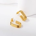 Schicke drelagige gerippte goldene U-förmige Creolen aus Edelstahl für Damen auf weißem Grund - Gold Dreifach Gerippter U-Form Stil (EA315701G)