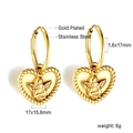 Détail de boucles d'oreilles cœur en acier doré avec motif d'ange cupidon en relief - Boucles d'Oreilles Ange Relief Cœur Or (EA572401G)