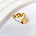 Minimalistischer unregelmäßiger Ring aus 18K vergoldetem Edelstahl mit Hochglanz - US 6 / Asymmetrischer Bypass-Stil (RI128006-9G)