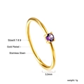 Detailansicht vergoldeter Edelstahlring mit 3,3mm lila Zirkonia in einer Krappenfassung - US 7 / Lila Zirkonia-Stil (RI1311C6-9G)