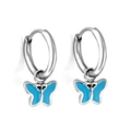 Silberne Creolen mit blauen Emaille-Schmetterlingsanhängern auf weißem Hintergrund - Schmetterlingsanhänger / Silber-Schmetterling