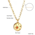Détail macro du pendentif soleil plaqué or en acier inoxydable avec pierre rouge et dimensions - Style Irrégulier Rayon de Soleil Or (NE2B350MG)