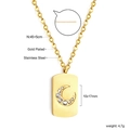 Détail macro du pendentif rectangulaire en acier doré avec incrustation de lune - Style Rectangle Strass Croissant Or (NE2D0802G)