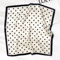 Elegante foulard in seta crema con pois neri e bordo in un classico design quadrato - 53x53cm / Bianco Sporco