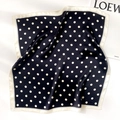 Classico foulard quadrato in seta a pois neri e bianchi con eleganti bordi crema - 53x53cm / Nero