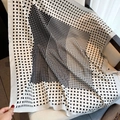Klassieke zwart-witte geometrische zijden sjaal gedrapeerd op een houten stoel - 90cmx90cm / Zwart-wit Geometrisch (XW-125)