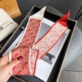 Élégant foulard en soie rouge et blanc avec motif géométrique et texture satinée - 90 / Rouge pastèque