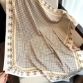 Elegante sciarpa in seta color crema con stampe geometriche vintage oro e verde oliva - Bordo Bianco