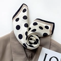 Foulard quadrato in seta a pois su blazer con elegante design francese minimalista - 53cmx53cm / Bianco Sporco