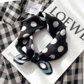 Elegante sciarpa di seta a pois da donna con accenti geometrici blu-grigio su un libro di moda - 53cmx53cm / Nero