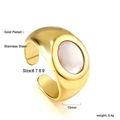 Anello largo in acciaio inossidabile dorato con inserto in pietra bianca ovale - US 9 / Anello / Oro