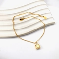 Elegantes goldenes Herzschloss-Armband auf weißem Tablett mit K18-Stempelung - Gold Schloss Stil (BR255601G)