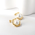 Détail de boucles d'oreilles en bambou doré 18 carats avec perles blanches - Style Perle Géométrique Texture Bambou (EA57400AG)