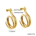 Makroaufnahme vergoldeter Schlangenohrringe mit Texturdetails und Größenangaben - Gold (EA592101G)