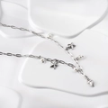 Elegante collana in acciaio inox con ciondoli a stella marina, conchiglie e perle bianche - Stile Argento (NE2B210AS)