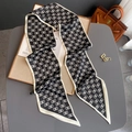 Elegante zwart-witte zijden sjaal met patroon op een luxe lederen handtas - Zwart Met Witte Rand (FX-221-Zwart Witte Rand)