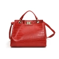 Helrode bucket bag met krokodillenmotief, goudkleurig slot en handvat bovenop - Rood