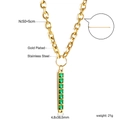 Dettaglio di collana in acciaio inossidabile dorato con sette gemme verdi verticali - Stile Pendente Lungo con Sette Pietre in Oro (NE2B390JG)