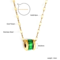 Dettaglio della collana in acciaio inossidabile dorato da 40 cm con zircone verde - Stile Pendente a Tubo Cilindrico Verde (NE2B160JG)