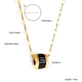 Dettaglio della collana vintage in acciaio placcato oro con pietra nera e catena di estensione - Stile Pendente a Tubo Cilindrico Nero (NE2B160BG)