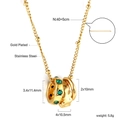 Detalle macro del collar de acero inoxidable chapado en oro con piedras verdes y eslabones - Estilo Superpuesto de Tres Anillos de Esmeralda (NE2A180JG)