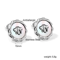 Vue macro de boucles d'oreilles abeille en acier de 15mm avec bordure festonnée - Boucles d'Oreilles Clous Abeille Nacre Argent (EA57250AS)