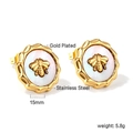 Détail de boucles d'oreilles 15mm en acier plaqué or avec nacre ronde et motif abeille - Boucles d'Oreilles Clous Abeille Nacre Or (EA57250AG)