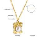 Détails du cadre irrégulier en acier doré avec pendentif perle blanche et dimensions précises - Collier Perle avec Base Dorée Ondulée (NE2B510AG)
