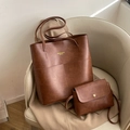 Set borsa tote e tracolla marrone in pelle sintetica su sedia in pelle bianca elegante - Marrone