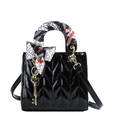 Schwarze Lackleder-Handtasche mit Seidentuch am Griff und goldenem Schlüssel - Schwarz