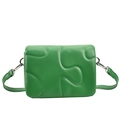 Bolso bandolera verde vibrante con costuras geométricas modernas y herrajes plateados - Verde Esmeralda