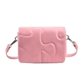 Bolso bandolera rosa con costuras de rompecabezas y herrajes plateados en fondo blanco - Rosa Dulce