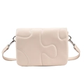 Bolso bandolera de cuero blanco crema con costuras onduladas y herrajes plateados - Blanco Almendra