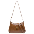 Vintage leren schoudertas in karamel met retro bronzen gesp op een witte basis - Bruin