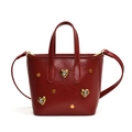Borsa a secchiello rosso scuro con cuori di strass, borchie e tracolla regolabile - Rosso