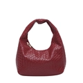 Grande borsa hobo a trama intrecciata rossa con manico e trama in pelle su sfondo bianco - Rosso