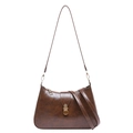 Vintage bruine halve maan schoudertas met gouden metalen sluiting en gladde lederlook - Bruin